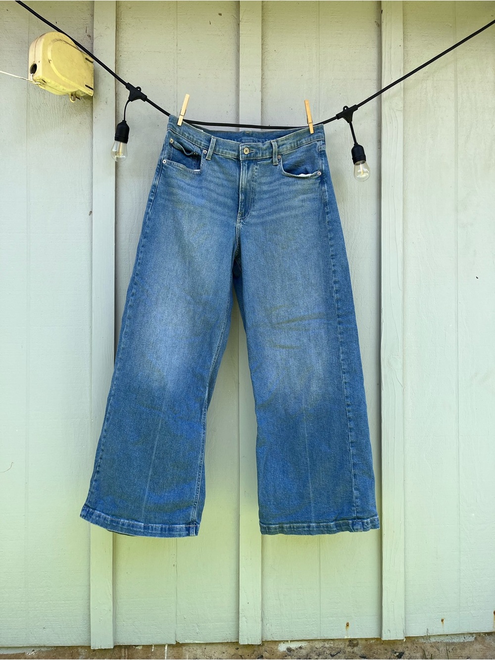 GAP Wide-Leg Cropped Jeans in Blue Wash